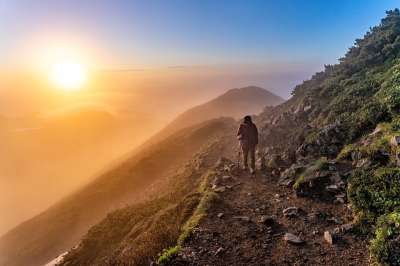 山 徒步旅行者 日出 景观 高山地带 多雾路段 有雾的 登山家
