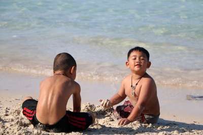 海滩 婴儿 孩子 夏天 快乐的 乐趣 海 家庭海滩 海洋 水