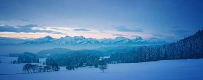 阿尔卑斯山 阿尔高 冬季景观 山 雪 冰淇淋 蓝色的 森林 自然