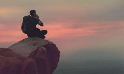 山 云 天空 旅行 自然 冒险 人们 男人 独自的 坐 岩石