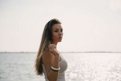 人们 女孩 美丽 海 海洋 水 海滩 旅行 性感的 身体
