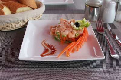虾 律师 番茄 萝卜 沙拉 食物 表 里面 全景 节日