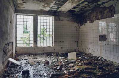 老的 Urbex 周围 击穿的 大气层 沮丧 弃 建筑物 心情