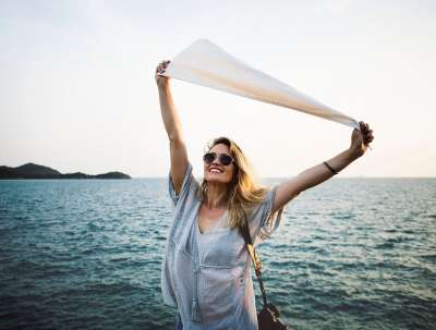 人们 女士 女孩 海 海洋 水 旅行 微笑 快乐的 太阳镜