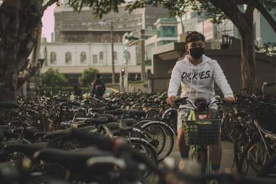 人 摩托车 街道 骑自行车的人 坐的位置 亚洲 烟雾 两轮车