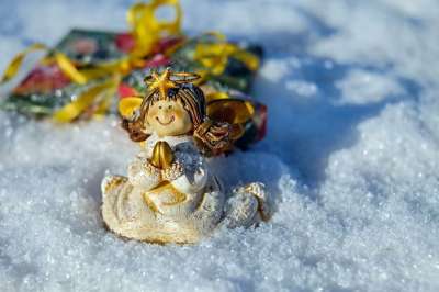圣诞天使 数字 天使 坐着 雪 寒冷的 冬天 圣诞节 沉思的