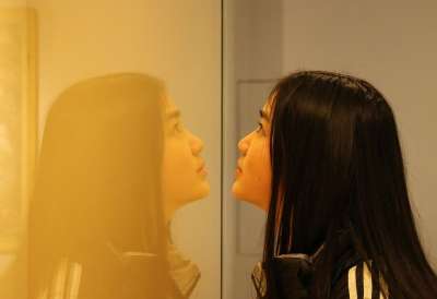 美女 双面人物 注意力 认真 反射 橱窗 女人 亚洲 仰视