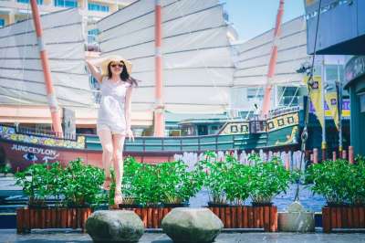 帆船 美女 活泼 女 女人 女孩 中文 开玩笑 跳