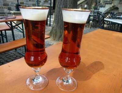 眼镜 啤酒 啤酒杯 啤酒花园 舒适 喝 享受 美食 泡沫 轻敲