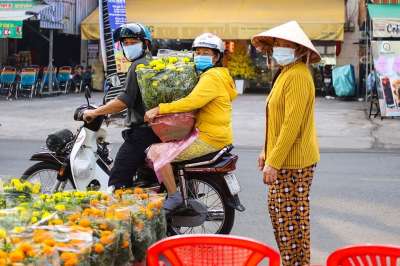 路 人们 摩托车 花朵 Tet 越南 节日 传统 文化