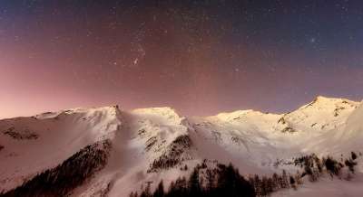 山 景观 全景 星星 天空 日落 夜晚 冬天 雪 森林 树木