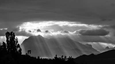 阳光 光线 景观 自然 山 天空 云 逆光 黑色和白色