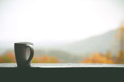 杯子 马克杯 咖啡 窗户 山 自然 树叶 秋天 落下