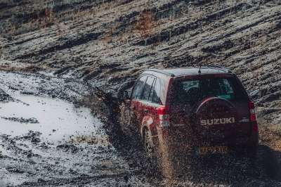 铃木维特拉 汽车 车辆 4 X 4 Suv 自动的 泥 水 污垢