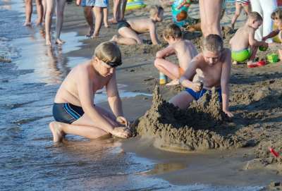 孩子们 海滩 游戏 砂 桑迪海滩 河 夏天 波 朋友 沙子城堡