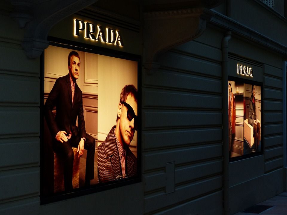 广告, 广告板, 广告牌, 广告海报, 普拉达 Prada, 投影仪, 霓虹灯
