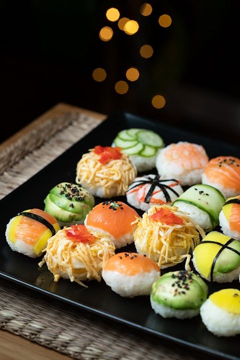 寿司球 日本食品 食物 盘子 美食 一顿饭 寿司 三文鱼 可口