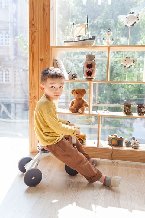 孩子 儿童模型 工作室 笑 微笑 男孩们 儿童 男孩 男模