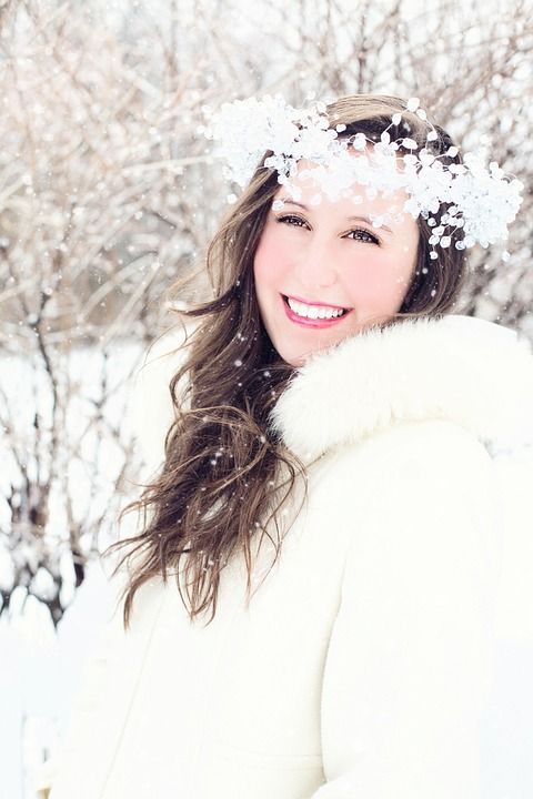 女士 雪 冬天 肖像 雪花 微笑 寒冷的