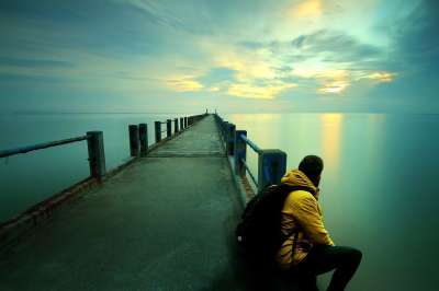思维 坐着 海滩 日落 观看 海洋 家伙 男人 黄昏 海景