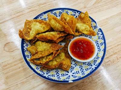 云吞 油炸 食物 酱 辣椒 盘子 一顿饭 美食 美味的 可口