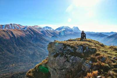男孩 远足 山 旅游 背包 旅行 背包客 假期 上升 人民