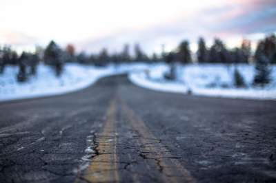 沥青 寒冷的 开裂 深度的字段 看法 路 雪 旅行 冬天 蓝道