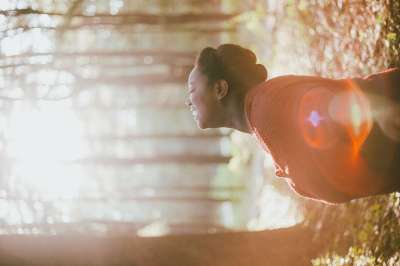 人们 女孩 女士 户外的 树木 植物 阳光 日出 祈祷