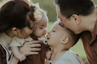 家庭 父母 孩子们 婴儿 学步的儿童 父亲 母亲 孩子 爱 脸