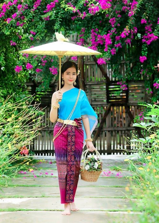 女士 模型 雨伞 篮子 花朵 原野 时尚 风格 肖像