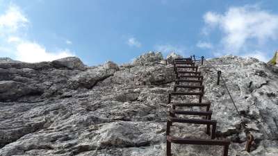 通过飞拉达 Alpspitze 梯子 梯子横档 踢 阶段 小路