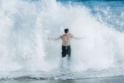人们 男人 身体 水 海洋 海 海滩 波浪 旅行 冒险