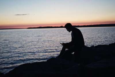 人们 男人 独自的 阴影 轮廓 电话 技术 水 海洋 海