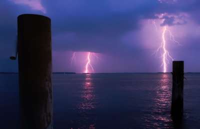海 海洋 水 反思 闪电 风暴 天气 下雨 码头 天空 云