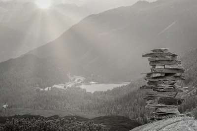 石塔 湖 阿尔卑斯山 山 自然 凯恩 石头 日出 阳光 黑和白