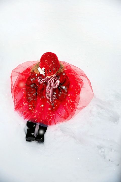 小女孩在雪地 冬天 雪 女孩 孩子 小的 圣诞节 假期 季节