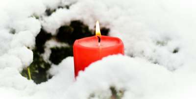 蜡烛 火焰 冬天 雪 光 烛光 降临节 寒冷的 圣诞节 来临