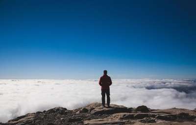顶峰 山 看法 景观 人们 男人 冒险 户外的 小山 旅行