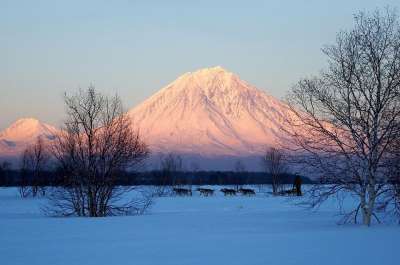 科里亚克火山 堪察加半岛 冬季 白雪皑皑的群山 雪 日落 晚上