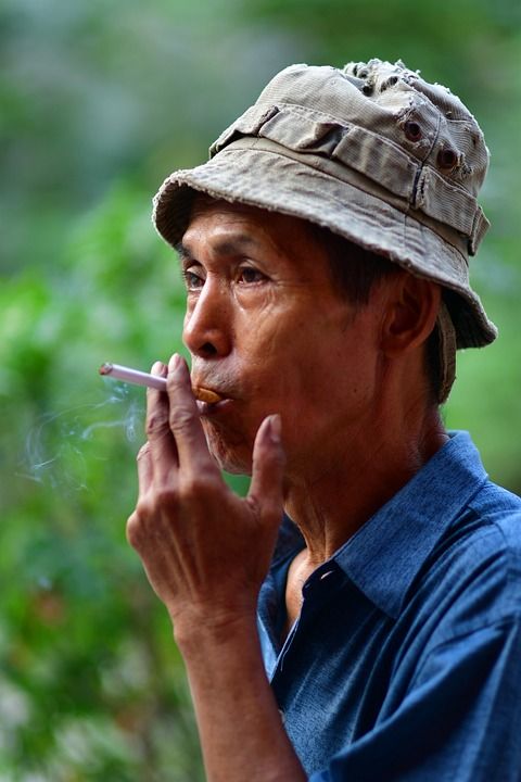 肖像 老人 抽烟 香烟 帽子 脸 黑烟 人们 社会的 失业