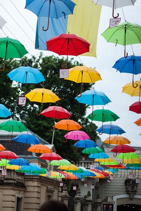 丰富多彩的 雨伞 节日 悬挂 街道 建造 结构体 树