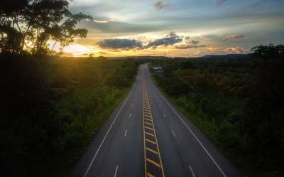 路线 沥青 路 背景 大大地 黑色的 明亮的 云 多云 概念