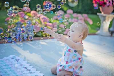 有泡泡的宝宝 气泡 孩子 学步的儿童 婴儿 夏日狂欢 夏天玩