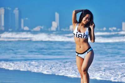 比基尼 美丽的女孩 性感的 海 闪亮的 海浪 城市 岘港 亚洲