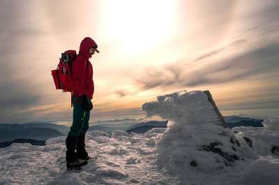 人们 男人 旅行 冒险 独自的 雪 冬天 寒冷的 天气 冰