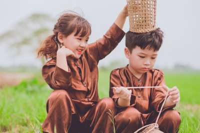 儿童 爱 夫妇 乡村 越南 场 潮湿的稻米 绿色的草地上 草地上