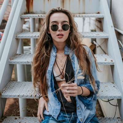 人们 女士 时尚 美丽 楼梯