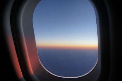 靠窗的座位 在日出的天空 拂晓 飞机 航班 旅行 早上好 蓝日出