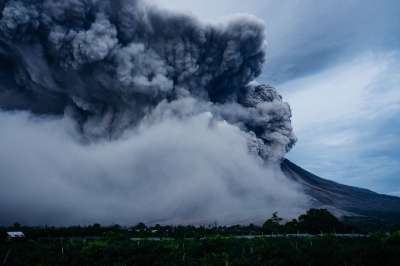 火山 爆炸 自然 喷发 抽烟 房子 绿色 树木 云 蓝房子