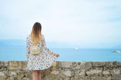 女孩 女士 女性 假期 漫步 旅行 看法 风景秀丽的 海洋